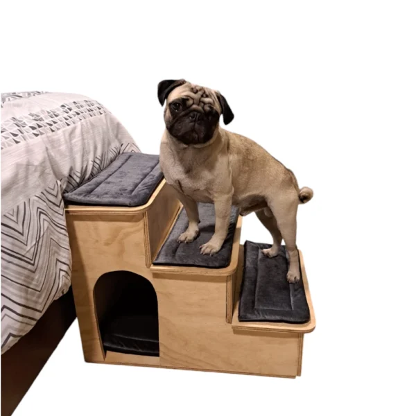 Cuida de la salud y el bienestar de tu mascota con nuestras escaleras para perros con cama, diseñadas para facilitar el acceso a camas, sofás u otras superficies elevadas. Fabricadas en madera de pino de alta calidad y con cojinería en tela amigable con las mascotas